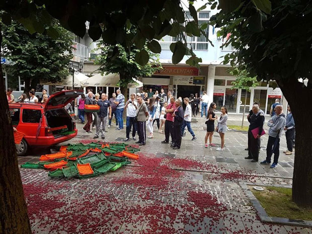 Просипају малине и поклањају малињаке